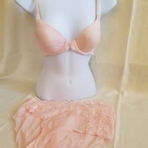 Gently used Victoria Secret 36A "Angels/IPEX" full coverage bra w/lace flowers